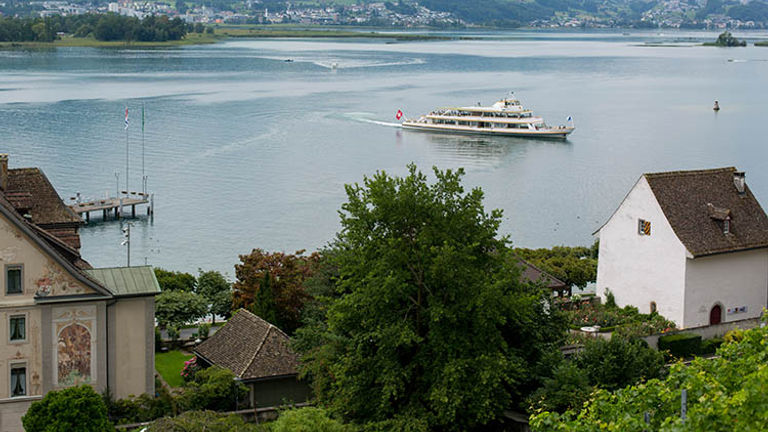 A boat pulls into the bay at Rapperswil before heading back toward Zurich. // © 2018 Ben McBee