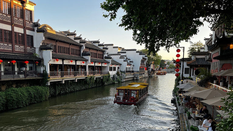 A cruise on the Qinhuai River takes about an hour.