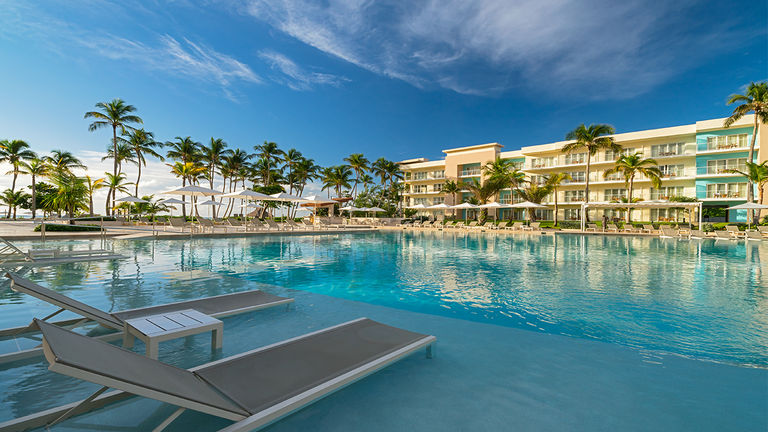 A large pool and beachfront restaurants are among onsite amenities.