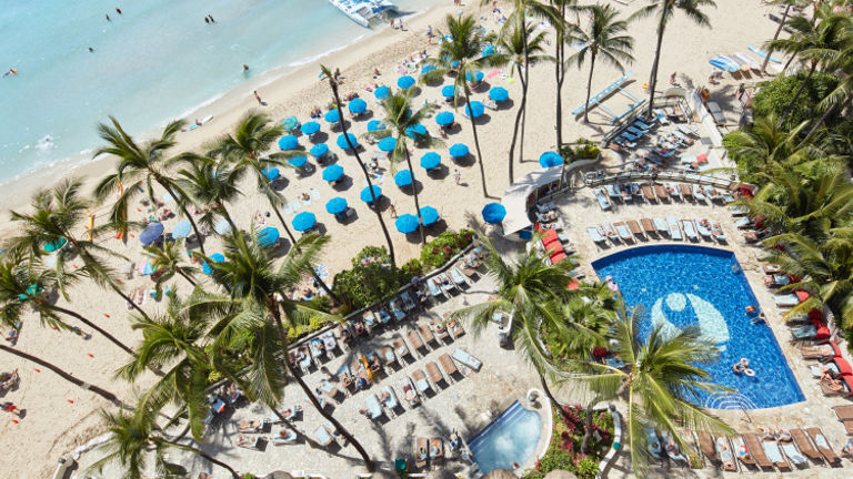 A one-bedroom oceanfront suite provides bird’s-eye views of Outrigger Waikiki’s pool and beach action. // © 2017 Outrigger Hotels and Resorts