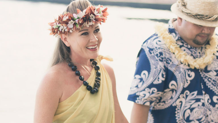 Guests and hosts share the beauty of a Waikiki sunset during one of Outrigger’s Signature Experiences. // © 2017 Outrigger Hotels and Resorts