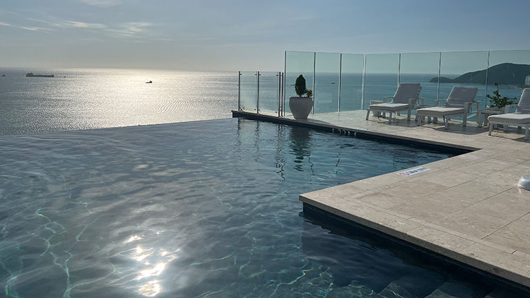 Hilton Santa Marta features a rooftop infinity pool.