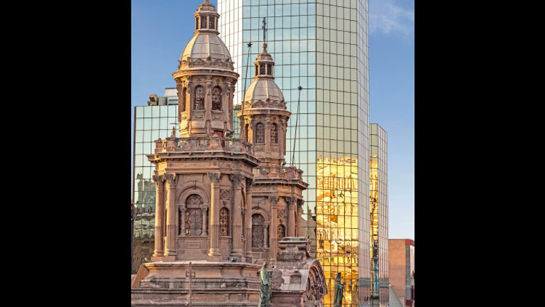 Most international visits include time in Santiago, Chile’s modern capital. // © 2017 Getty Images