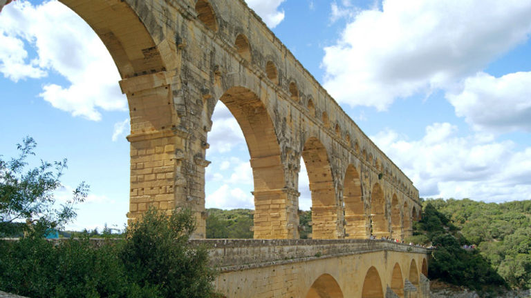 Part of what makes eating and drinking in Provence so special is also seeing the area’s landmarks, such as the ancient Pont du Gard. // © 2016 Collette