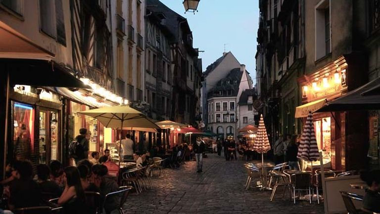 People enjoying evening drinks on La Rue Saint Michel before the mobs of university kids arrive. // © 2017 Creative Commons user boklm