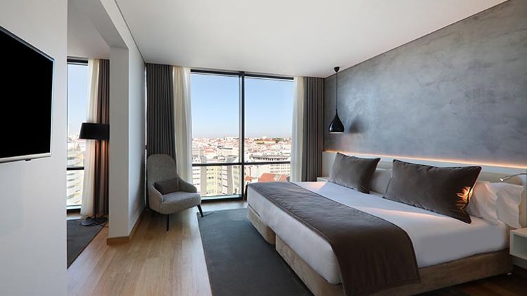 The 166-room luxury city hotel features contemporary decor and generous amenities. // © 2018 Iberostar Lisboa