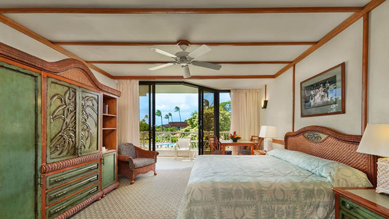 The hotel’s decor pays tribute to its traditional island roots. // © 2018 Kaanapali Beach Hotel