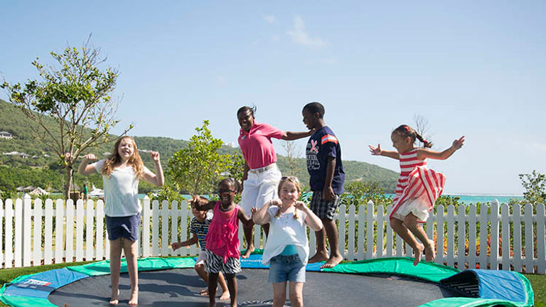 The on-site Pirates of the Pink Sands kids’ and teens’ club provides fun-in-the-sun activities for little ones. // © 2017 The Pink Sands Club