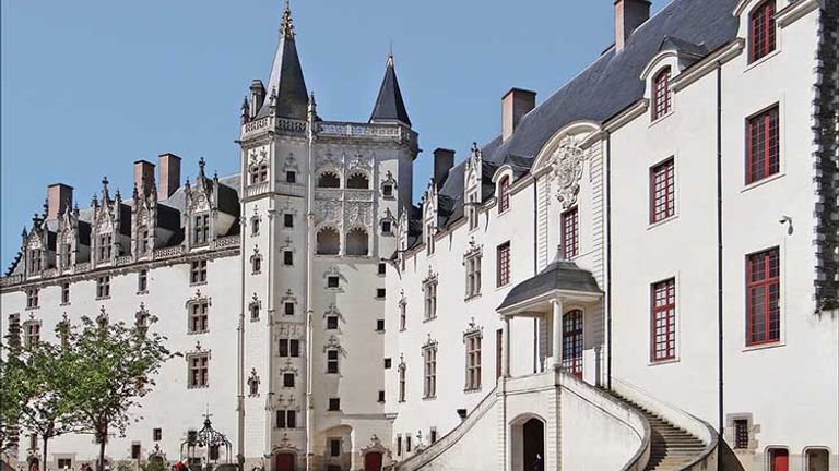 While on Le Voyage a Nantes, visitors will stop by the Chateau des ducs de Bretagne to appreciate the historic architecture and beauty of the castle. // © 2017 Creative Commons user dalbera